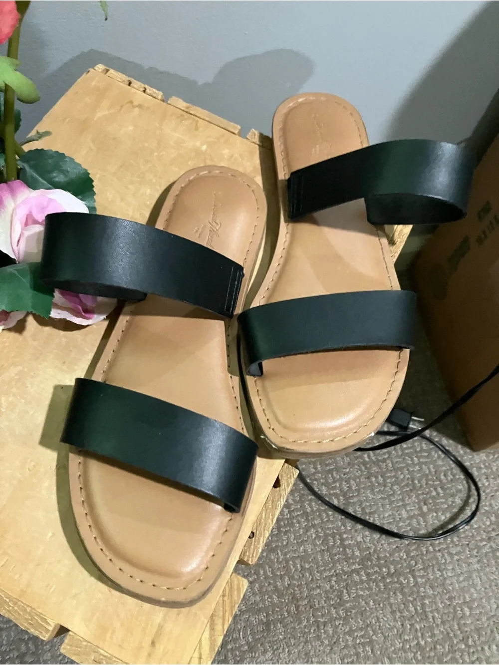 Universal Thread Goods Co woman size 6 Sandals
